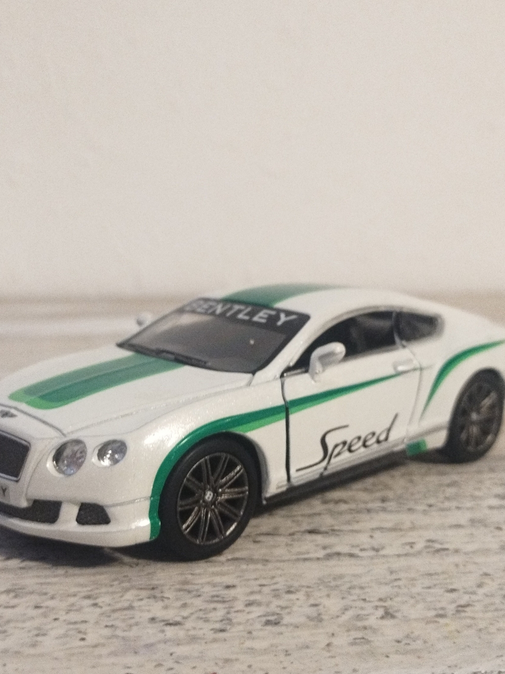Kinsmart 2012 Bentley Continental GT Speed Decal Diecast Toy Car 1:38 White